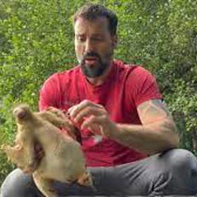 Václav Noid Bárta nedávno zabil a vařil kohouta. Vyvolal tak mezi fanoušky vášnivou diskuzi. 