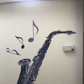 Ozdoba před studiem hudebníka Karla Vágnera.