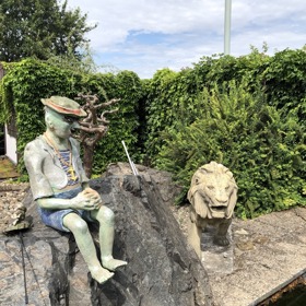 Vodník sedí u jezírka