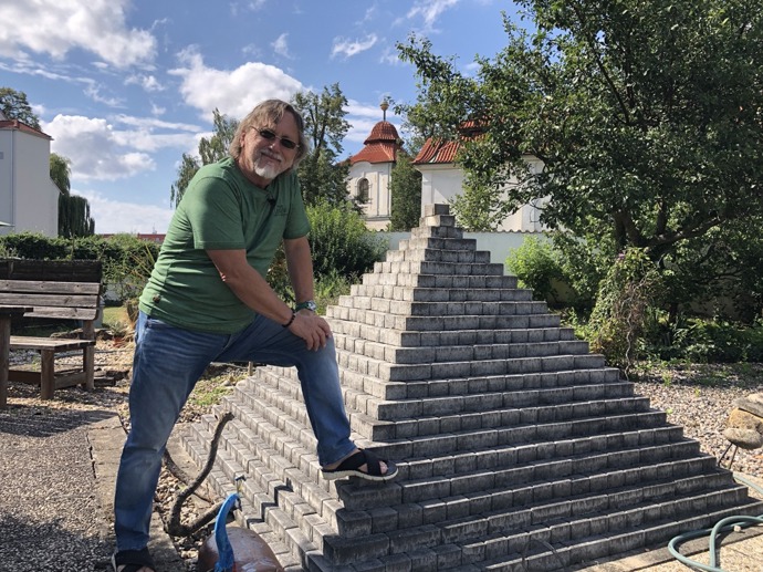 Dalibor Janda má na zahradě spoustu kuriozit - třeba tuhle mohylu. 