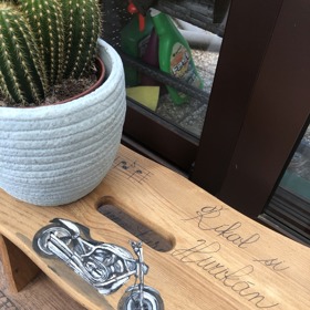 Říkal si Hurikán - stolička na památku.