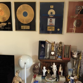 Zeď pracovny zdobí Zlaté desky.