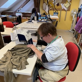 Manuální práce Simonu Kofroňovou naplňují, stejně jako závody dračích lodí nebo indiánská kultura.