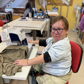 Simona Kofroňová se dnes živí jako švadlena, dříve dělala servírku v kavárně.