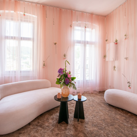 Designový pokoj doladily také živé květiny.