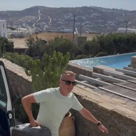 David Limberský pomáhal nosit kufry.