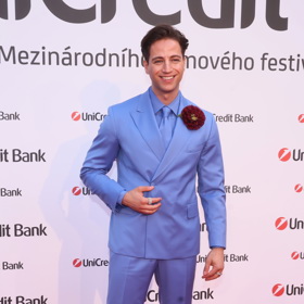 Na nejvíce honosnou party festivalu oblékl Milan Peroutka pastelově modrý oblek Galard. 