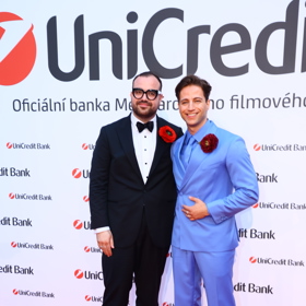 Dominik s Milanem pravidelně navštěvují prestižní společenské akce nejen v Praze, ale také v Karlových Varech nebo v Brně.