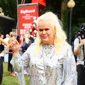 Monika Binias dorazila v roce 2024 v nepřehlédnutelném stříbrném modelu z flitrů. 