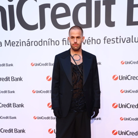 Návrhář Lukáš Macháček říká, že letos si Český slavík zaslouží módní rehabilitaci - a být trochu světoví. 