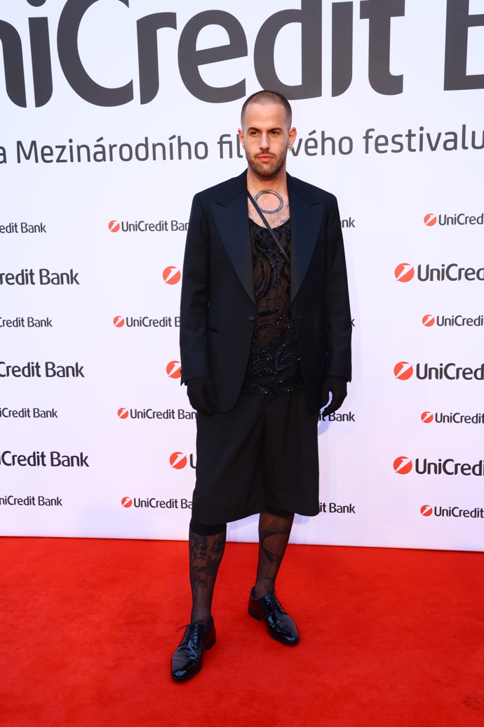 Návrhář Lukáš Macháček říká, že letos si Český slavík zaslouží módní rehabilitaci - a být trochu světoví. 