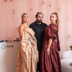 Martin Kohout v interiéru IQOS pokoje, kterému se postaral o kompletní design.