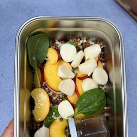 Lada Nosková říká, že pokud máte v salátu ovoce, zkracuje se doba jeho trvanlivosti.