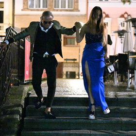 Manželka Kateřina mu musela pomáhat sejít schody.