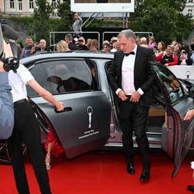 Martin Finger vstupuje na červený koberec.