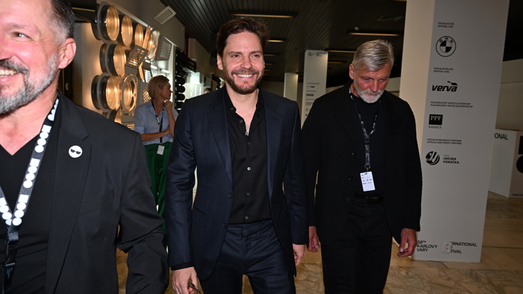 Fešák Daniel Brühl převzal ocenění z rukou Jiřího Bartošky. Hvězda Hanebných panchartů rozesmála sál i svou ochranku