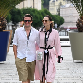 Dalším velespokojeným párem v Karlových Varech jsou hudebník Ondřej Brzobohatý a jeho choť Daniela. Na kolonádě jim to zatraceně seklo!