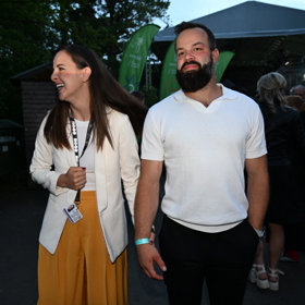Radko Gudas zavítal na party, poté s manželkou dál pokračoval do města.