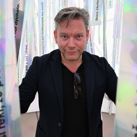 Působí jako frontman kapely Monkey Business. 