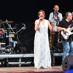 Marie ráda vystupuje i v dlouhých bílých letních šatech. 