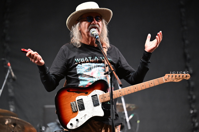 Současnou moderní hudbu prý zpěvák s obrovskou nadsázkou raději vůbec neposlouchá.