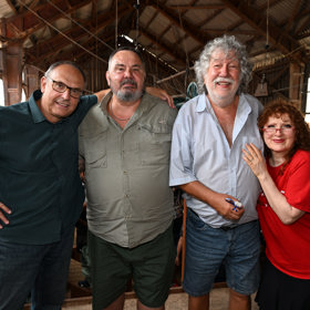 Herci i s režisérem se vrátili zpět do Hoštic.