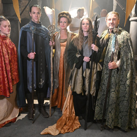 Celý štáb minisérie Zrození alchymistky.