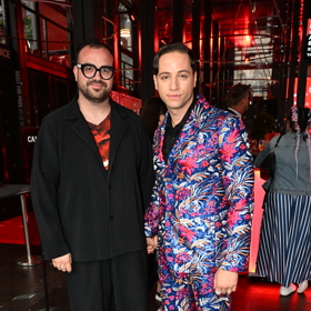 Milana Peroutku doprovázel na večírek partner Dominik. 