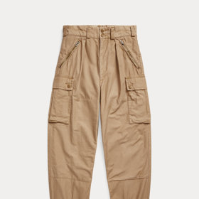 Kapsáče si můžete pořídit podobné, jaké nosí i Travis Scott. Viděn byl například v modelu cargo kalhot v pískové barvě od značky Polo Ralph Lauren. Velmi podobné tam najdete za něco málo přes pět tisíc korun.