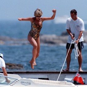 Při té příležitosti oblékla mimo jiné jednodílné plavky s leopardím vzorem, které vymazaly z titulních stránek novin narozeninovou oslavu její sokyně Camilly.