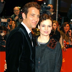 Clive Owen prozradil recept na spokojené manželství. Podle něj je zásadní dostatek času, který s druhým trávíte.