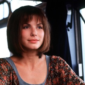 Role ve snímku Nebezpečnná rychlost z roku 1994 a s ní spojený ikonický sestřih, který Sandru Bullock proslavil. Dnes by se řeklo, že trochu helmovitý.