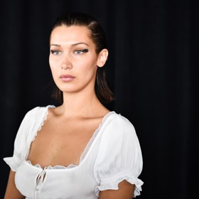 Živůtek ve stylu milkmaid umí být velmi něžný a romantický, jak dokazuje modelka Bella Hadid.