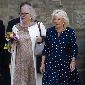 Znak propletených C také evokuje iniciály Camilly a jejího muže Karla (Charlese). Ne náhodou darovala vévodkyně z Cornwallu manžetové knoflíčky s podobným symbolem svému choti ještě v době, kdy byla pouze jeho milenkou.