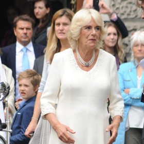 Camilla si příliš nepotrpí na módu, možná i proto nosí už dvacet let stejné boty. Jde o tyto dvoubarevné lodičky od Chanelu, které už nejsou k dostání.