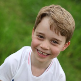 Princ George coby šestiletý. Už tehdy bylo jasné, že z něj roste fešák, jakým býval táta, a že vzdor dětské vzdorovité povaze umí být i zodpovědný.