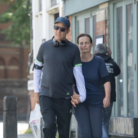 Pověstný fešák je už skoro třicet let šťastně ženatý s bývalou herečkou a současnou akademičkou Sarah-Jane Fenton.