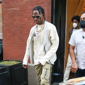 Cargo kahoty, sluneční brýle, výrazné šperky, nepostradatelné tenisky. To je jeden z obvyklých modelů amerického rappera s pseudonymem Travis Scott.