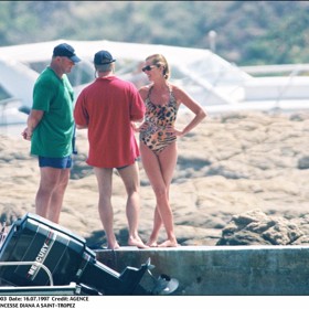 Princezna Diana byla v plavkách zatraceně sexy. Lepší políček Camille uštědřit nemohla.