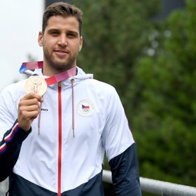 Šermíř Alexander Choupenitch pózuje s bronzovou medailí, kterou si přivezl z olympijských her v Tokiu v roce 2021.