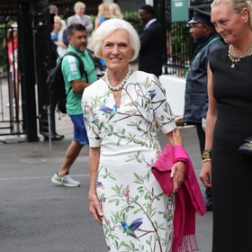 Květinové motivy zdobí i mnoho dalších modelů. Třeba tyto pouzdrové šaty, které oblékla jako host na svatbu.