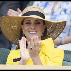 V roce 2022 měla místo brýlí klobouk, ale přejděme k šatům. 