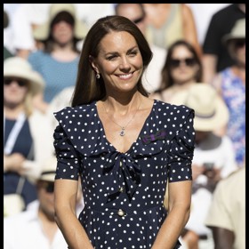 Kate Middleton ještě jako vévodkyně z Cambridge na finále mužské dvouhry na Wimbledonu. Na sobě měla námořnicky modré puntíkované šaty od Alessandry Rich za 40 tisíc korun.