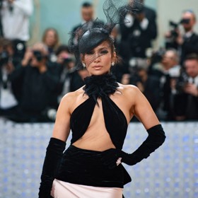 Odvážné střihy, crop topy, průstřihy. Jakmile si může vybrat model s takovými detaily, neváhá Jennifer ani vteřinu. A my obdivně tleskáme.