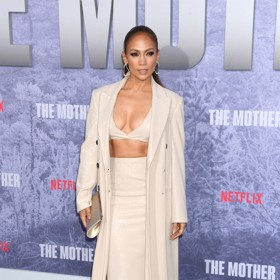 Monochromatický look na červeném koberci boduje stejně jako lesk a flitry. Jednoduchý komplet stavějící na titěrné podprsence a maxisukni je pro Jennifer Lopez dokonalou volbou.