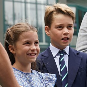 Na rozdíl od sestry Charlotte (vlevo), s níž už plní spoustu královských povinností, je také stydlivý. To by měl ale podle astroložky v pubertě překonat a získat potřebné sebevědomí.