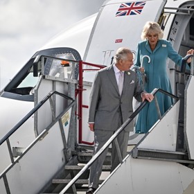 Nebo to, že se bojí létání. Zaoceánské cesty tak pro ni přestavují zkoušku nervů, které čelí speciální akupresurou a mačkáním ruky svého milovaného chotě, krále Karla III.