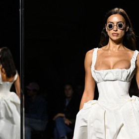 Extrémní variantu střihu milkmaid na přehlídkovém mole předvedla topmodelka Irina Shayk. A měla co dělat, aby se do zákulisí vrátila se vším na svém místě.