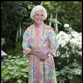 Mary Berry miluje vzory,. Neunikl jí tak ani návrat motivů paisley. V šatech v pastelových barvách si vyrazila na výstavu květin a později i do Wimbledonu.