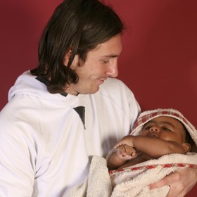 Dvacetiletý Lionel Messi s pětiměsíčním Laminem Yamalem během focení na charitativní kalendář v roce 2007.